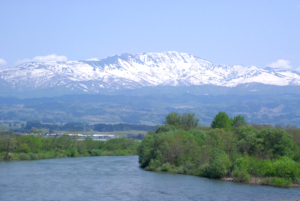 残雪の月山｜5月中旬、山は雪解けと同時に新緑の季節。赤川の水量も多く、水稲の成長に欠かせない水を田に供給してくれる