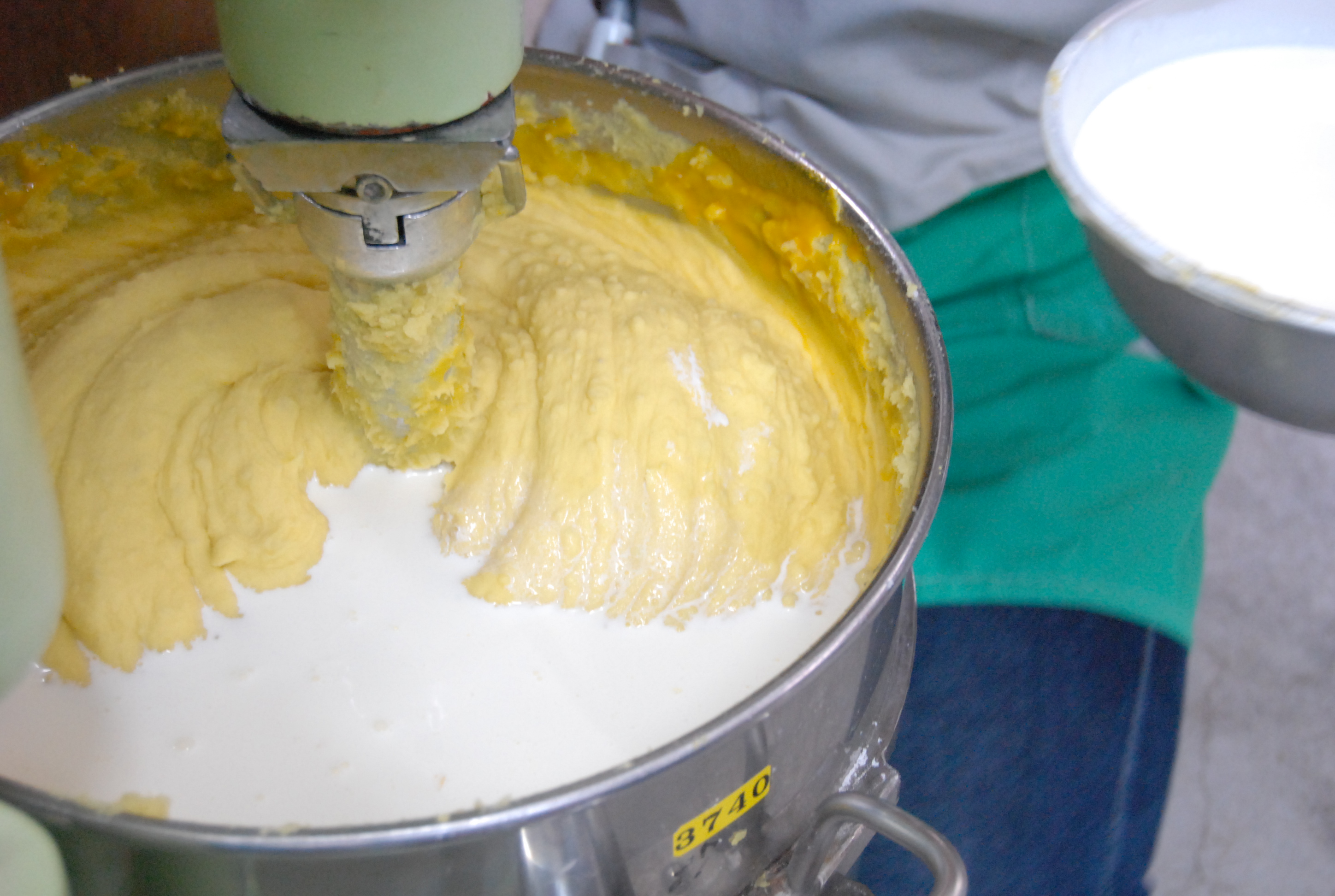 すいぽて、ペースト作り／砂糖、卵黄、バター、生クリームを混ぜていきます。 写真は生クリームを入れている所