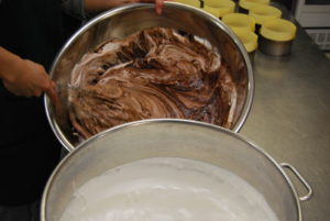 とろけるショコラ／ホイップしたメレンゲを混ぜていきます。