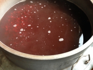 赤飯｜小豆の汁を取る/ビックリ水（しわのばし水）を入れたところ