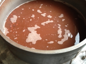 赤飯｜小豆の汁を取る/徐々に温度を上げると、小豆の色と旨味が出て来て濁ってきます