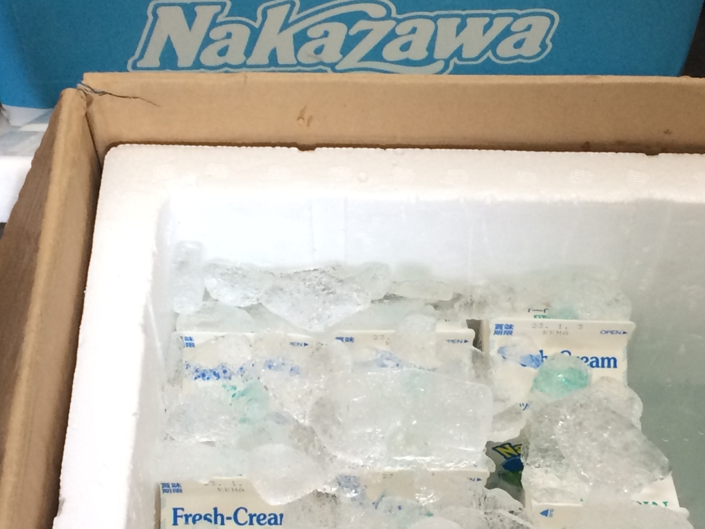乳業メーカー「Nakazawa」中沢クリーム、氷詰めで来る