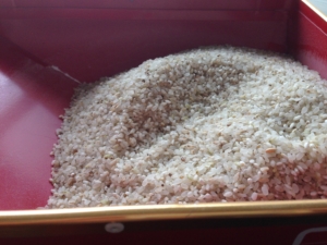 しな餅、くだけ餅/うるちのクズ米や玄米を製粉機で挽いて粉にします